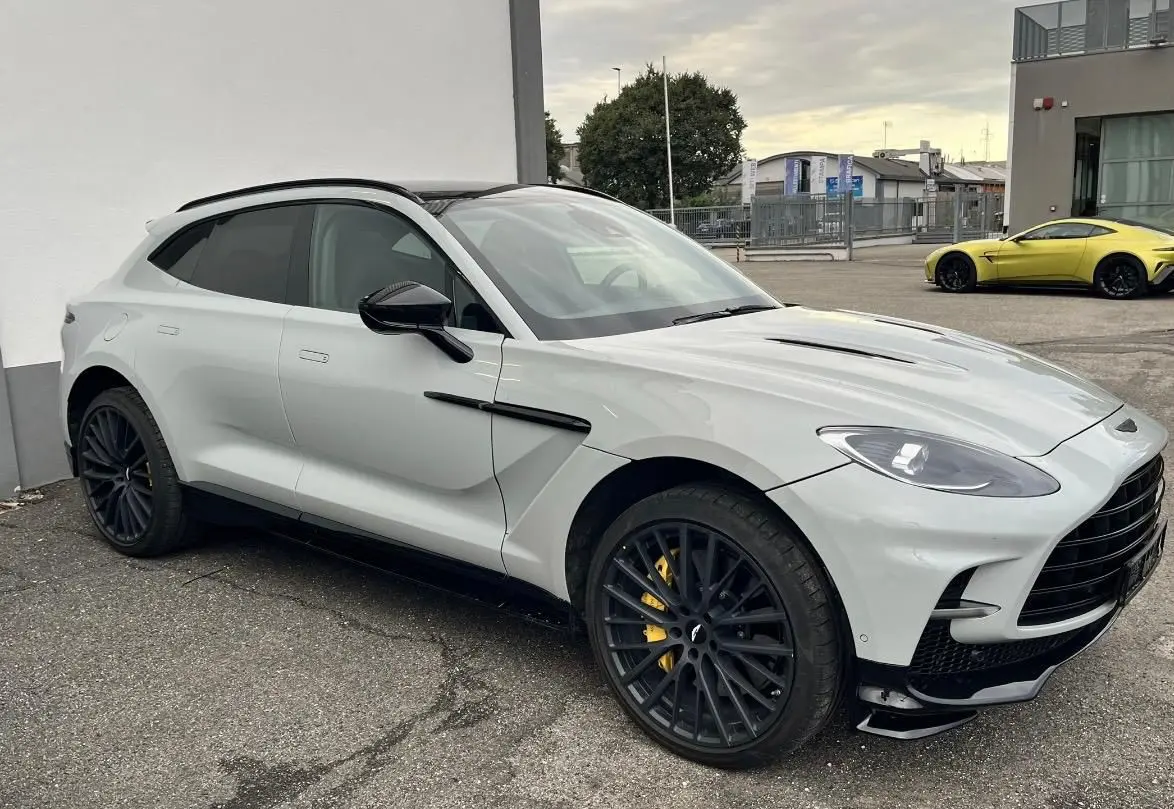 Aston Martin DBX 707 2026, front view — Veyra Cars, Europe. The 2026 Aston Martin DBX 707 pairs 707 hp with a five-seat cabin, a combination that…