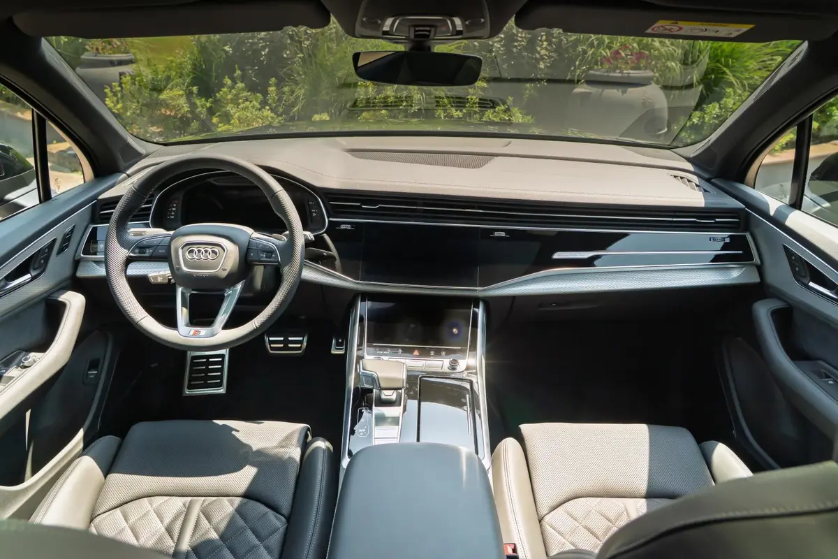 Audi Q7 50 TDI S-Line Edition 2025, exterior — Veyra Cars, Europe. The 2025 Audi Q7 50 TDI S-Line Edition brings a diesel V6 delivering 286 hp to a cabin…