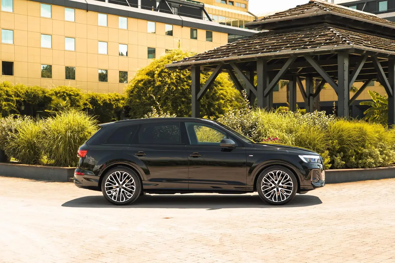 Audi Q7 50 TDI S-Line Edition 2025, front view — Veyra Cars, Europe. The 2025 Audi Q7 50 TDI S-Line Edition brings a diesel V6 delivering 286 hp to a cabin…