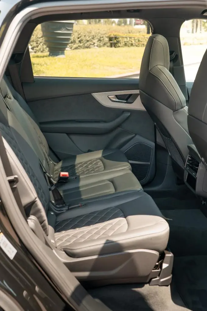 Audi Q7 50 TDI S-Line Edition 2025, rear view — Veyra Cars, Europe. The 2025 Audi Q7 50 TDI S-Line Edition brings a diesel V6 delivering 286 hp to a cabin…