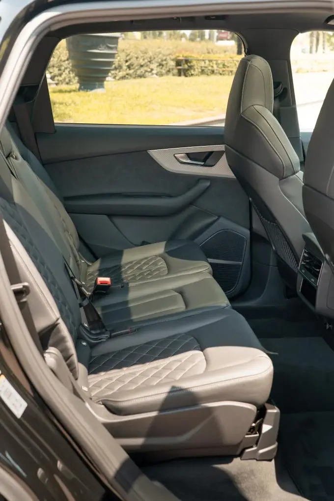 Audi Q7 50 TDI S-Line Edition 2025, rear view — Veyra Cars, Europe. The 2025 Audi Q7 50 TDI S-Line Edition brings a diesel V6 delivering 286 hp to a cabin…