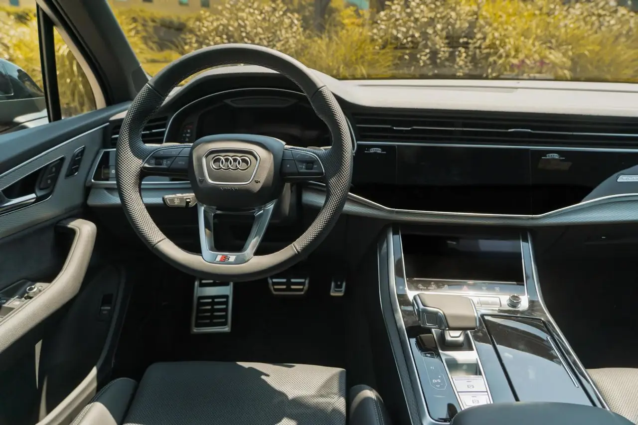 Audi Q7 50 TDI S-Line Edition 2025, interior — Veyra Cars, Europe. The 2025 Audi Q7 50 TDI S-Line Edition brings a diesel V6 delivering 286 hp to a cabin…
