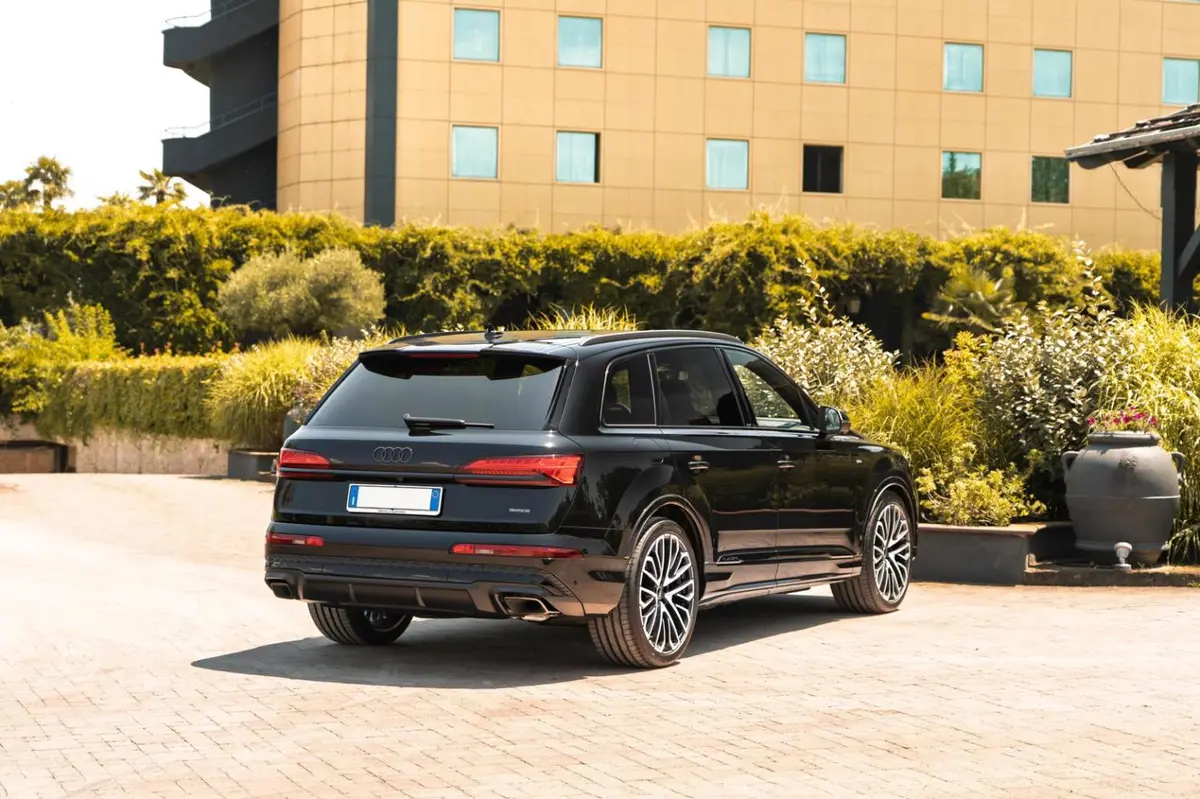 Audi Q7 50 TDI S-Line Edition 2025, dashboard — Veyra Cars, Europe. The 2025 Audi Q7 50 TDI S-Line Edition brings a diesel V6 delivering 286 hp to a cabin…