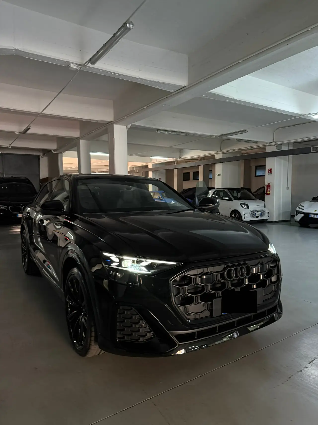 Audi Q8 2025, front view — Veyra Cars, Europe. The 2025 Audi Q8 pairs a 340 hp drivetrain with a cabin built for five, striking a…
