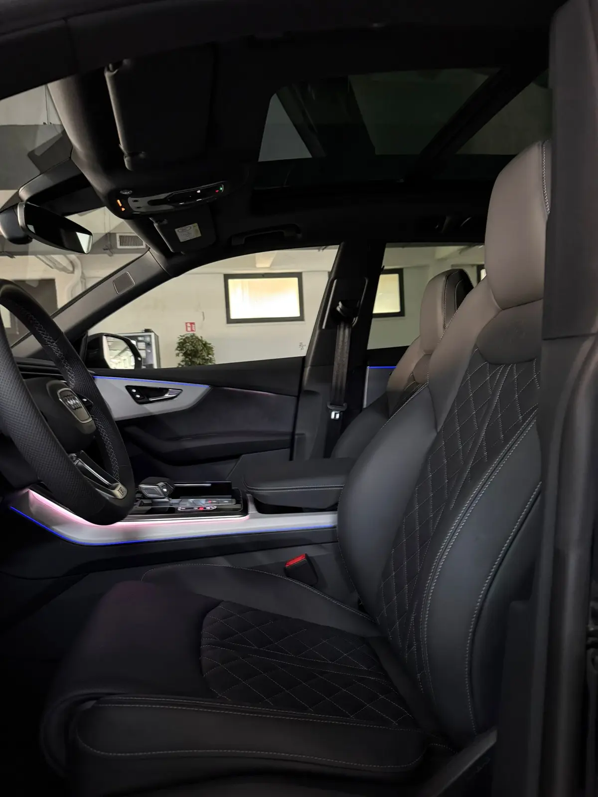 Audi Q8 2025, rear view — Veyra Cars, Europe. The 2025 Audi Q8 pairs a 340 hp drivetrain with a cabin built for five, striking a…