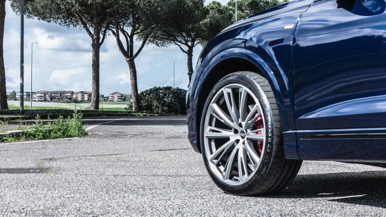 Audi Q8 55 TFSI 2022, rear view — Veyra Cars, Europe. The 2022 Audi Q8 55 TFSI is built for travelers who want SUV space without giving up…