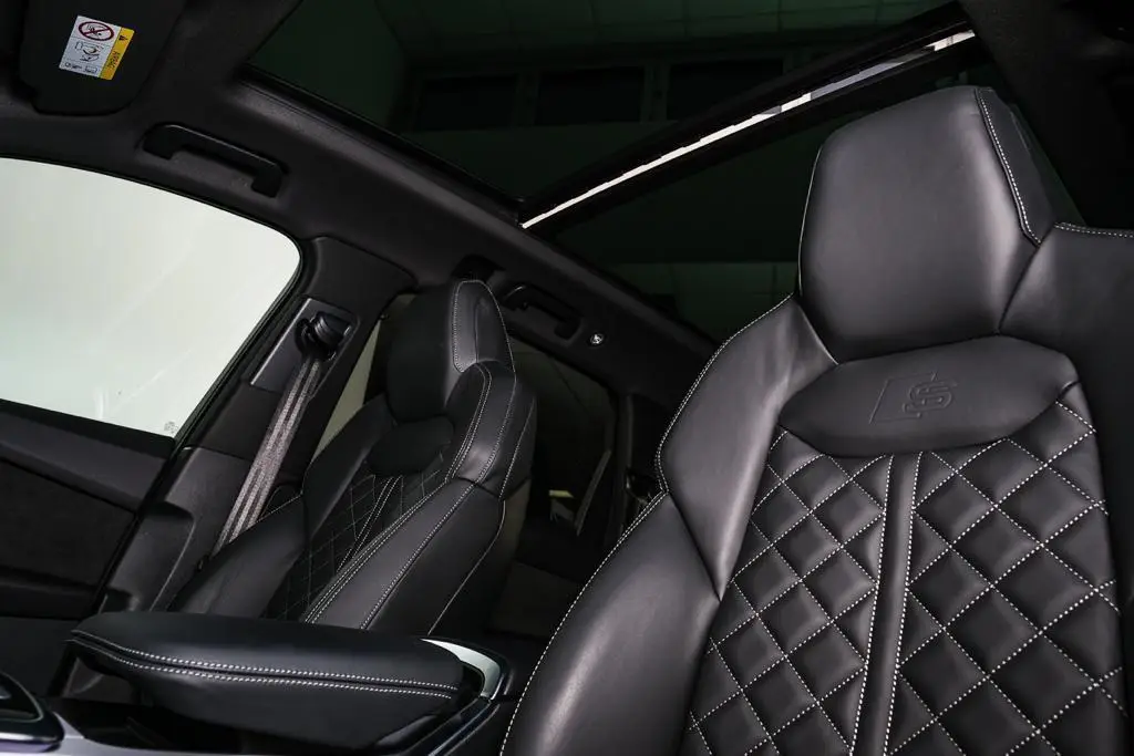 Audi SQ7 2025, exterior — Veyra Cars, Europe. The 2025 Audi SQ7 pairs a 507 hp drivetrain with genuine seven-seat practicality, a…