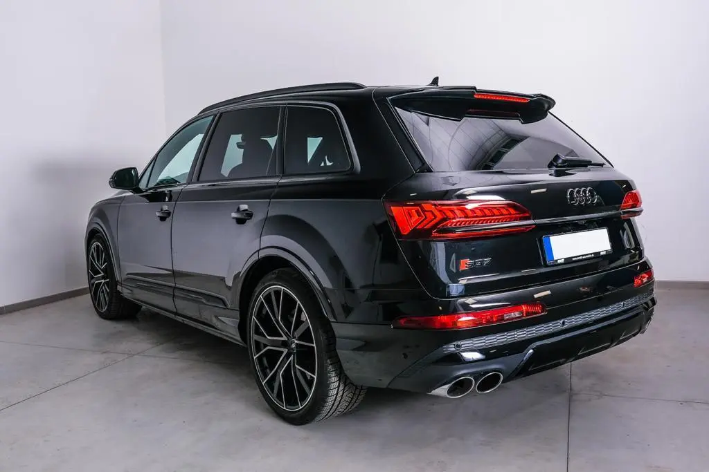 Audi SQ7 2025, rear view — Veyra Cars, Europe. The 2025 Audi SQ7 pairs a 507 hp drivetrain with genuine seven-seat practicality, a…