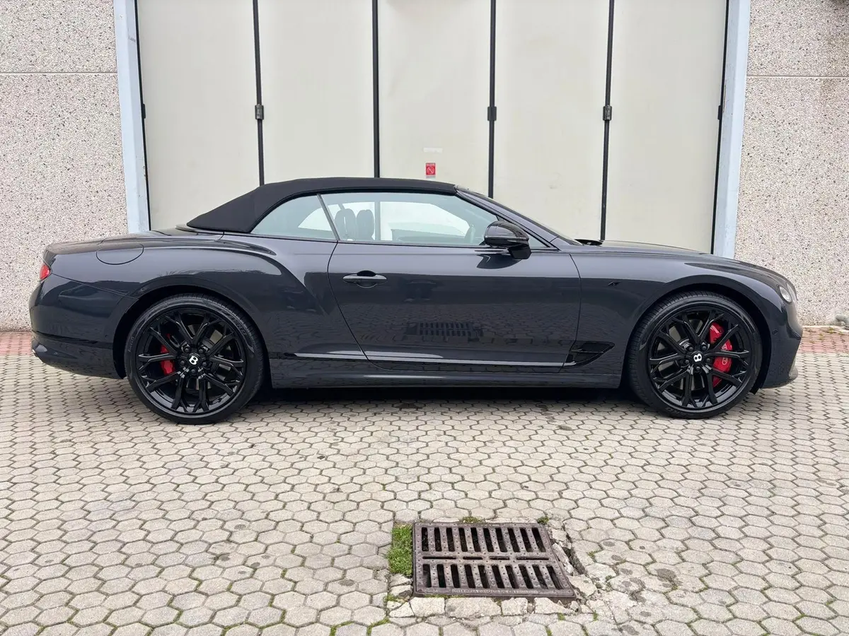 Bentley Continental GTC S V8 2025, rear view — Veyra Cars, Europe. The 2025 Bentley Continental GTC S V8 pairs 550 hp with the composure that has always set…