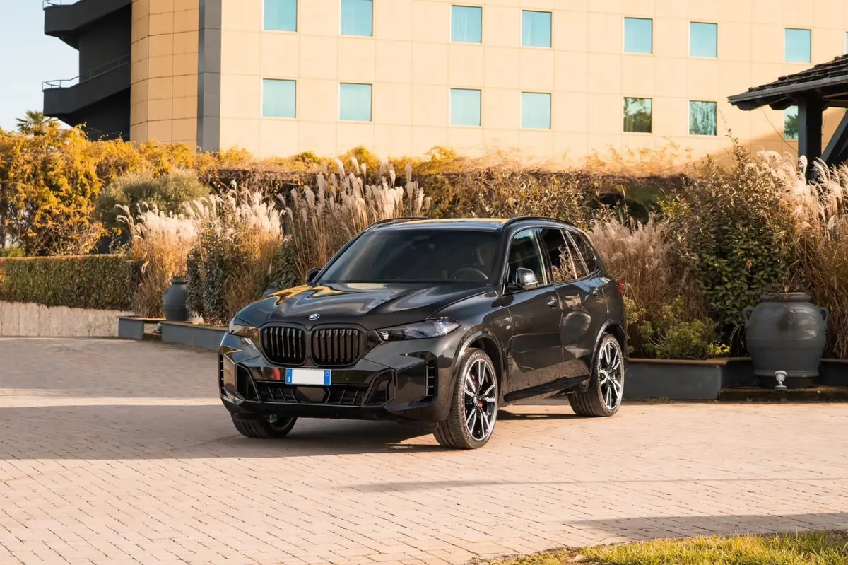 BMW X5 M-pack 30d 2025 — Veyra Cars, Europe. The 2025 BMW X5 M-pack 30d pairs a 286 hp diesel drivetrain with the composed,…