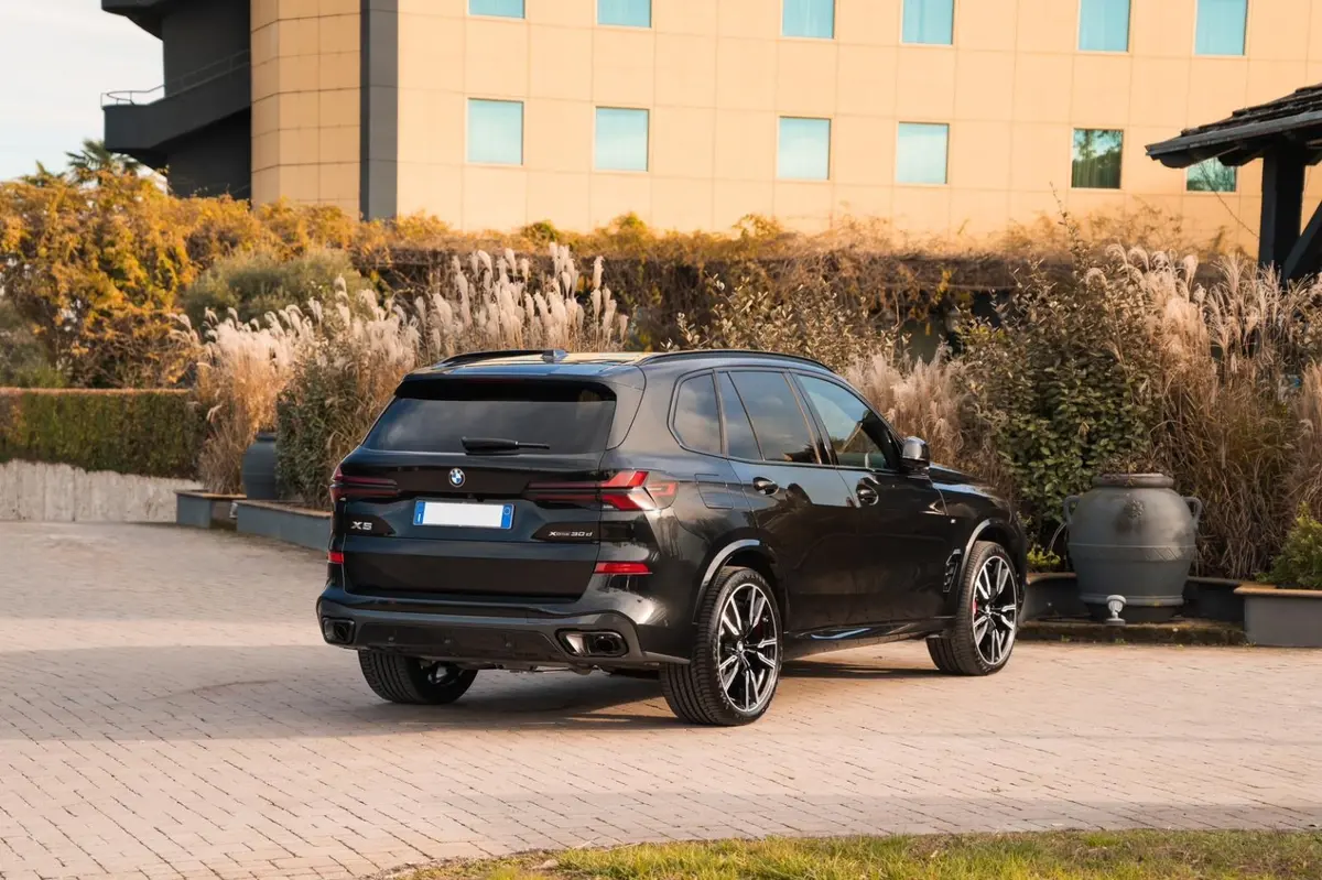 BMW X5 M-pack 30d 2025, front view — Veyra Cars, Europe. The 2025 BMW X5 M-pack 30d pairs a 286 hp diesel drivetrain with the composed,…