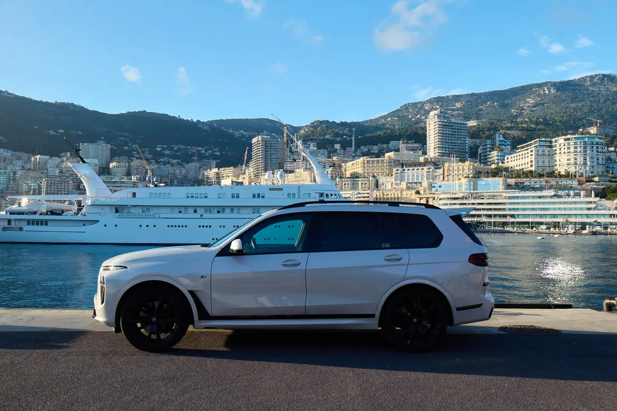 BMW X7 40d M 2024, exterior — Veyra Cars, Europe. The 2024 BMW X7 40d M carries its size with control rather than bulk. 352 hp is delivered…