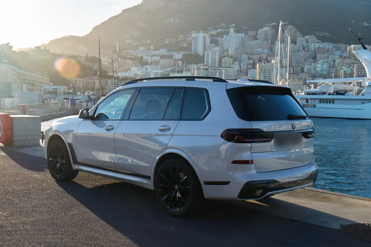 BMW X7 40d M 2024, front view — Veyra Cars, Europe. The 2024 BMW X7 40d M carries its size with control rather than bulk. 352 hp is delivered…