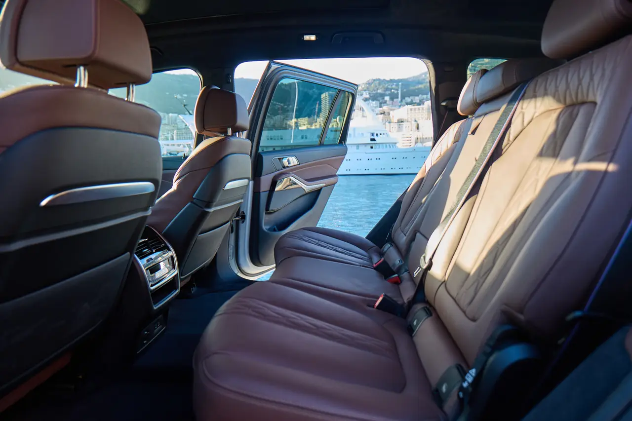 BMW X7 40d M 2024, rear view — Veyra Cars, Europe. The 2024 BMW X7 40d M carries its size with control rather than bulk. 352 hp is delivered…