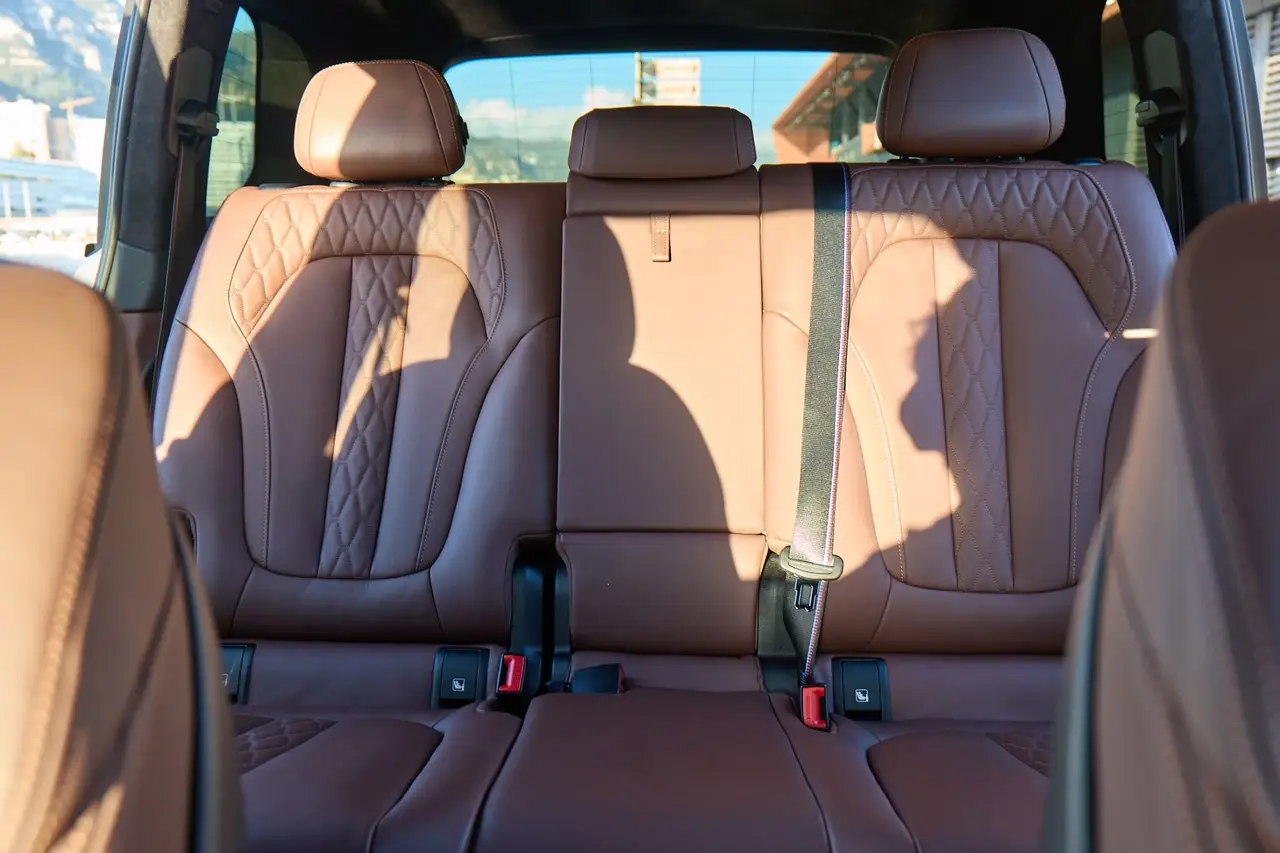 BMW X7 40d M 2024, dashboard — Veyra Cars, Europe. The 2024 BMW X7 40d M carries its size with control rather than bulk. 352 hp is delivered…