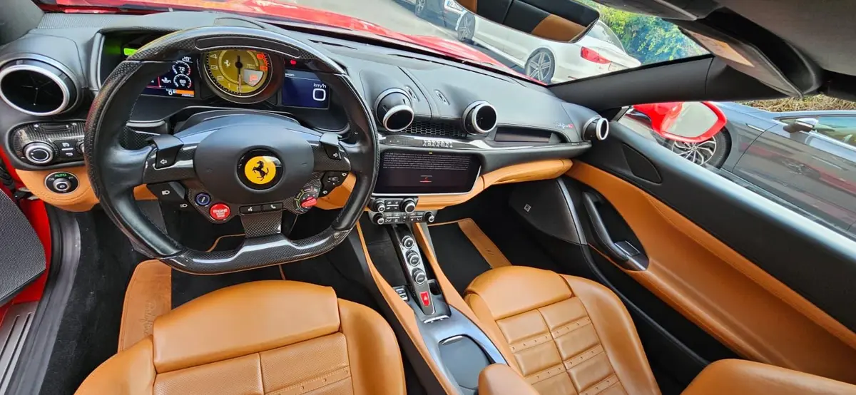 Ferrari Portofino M 2023, vista frontale — Veyra Cars, Europa. La Ferrari Portofino M unisce l'anima di una vera Ferrari a un'impostazione più distesa,…