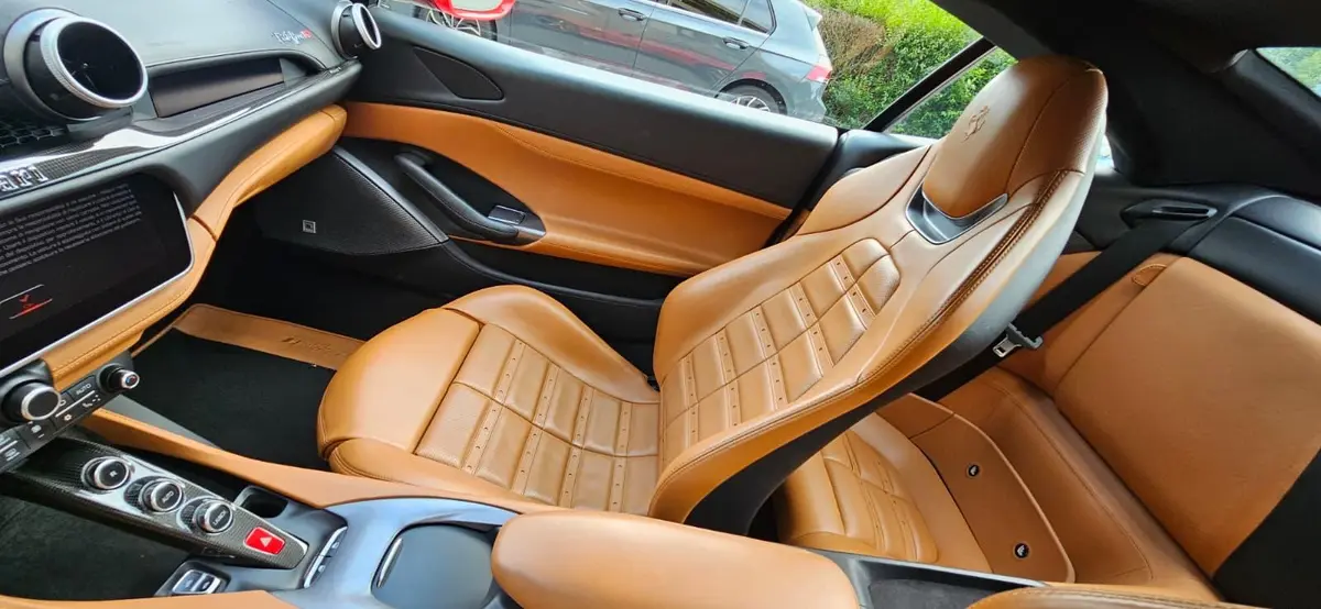 Ferrari Portofino M 2023, vista posteriore — Veyra Cars, Europa. La Ferrari Portofino M unisce l'anima di una vera Ferrari a un'impostazione più distesa,…