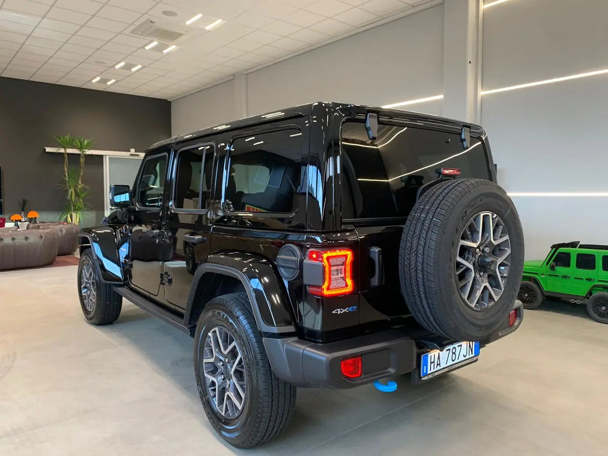 Jeep Wrangler 2025, exterior — Veyra Cars, Europe. The 2025 Jeep Wrangler brings a different register to a fleet otherwise dominated by…
