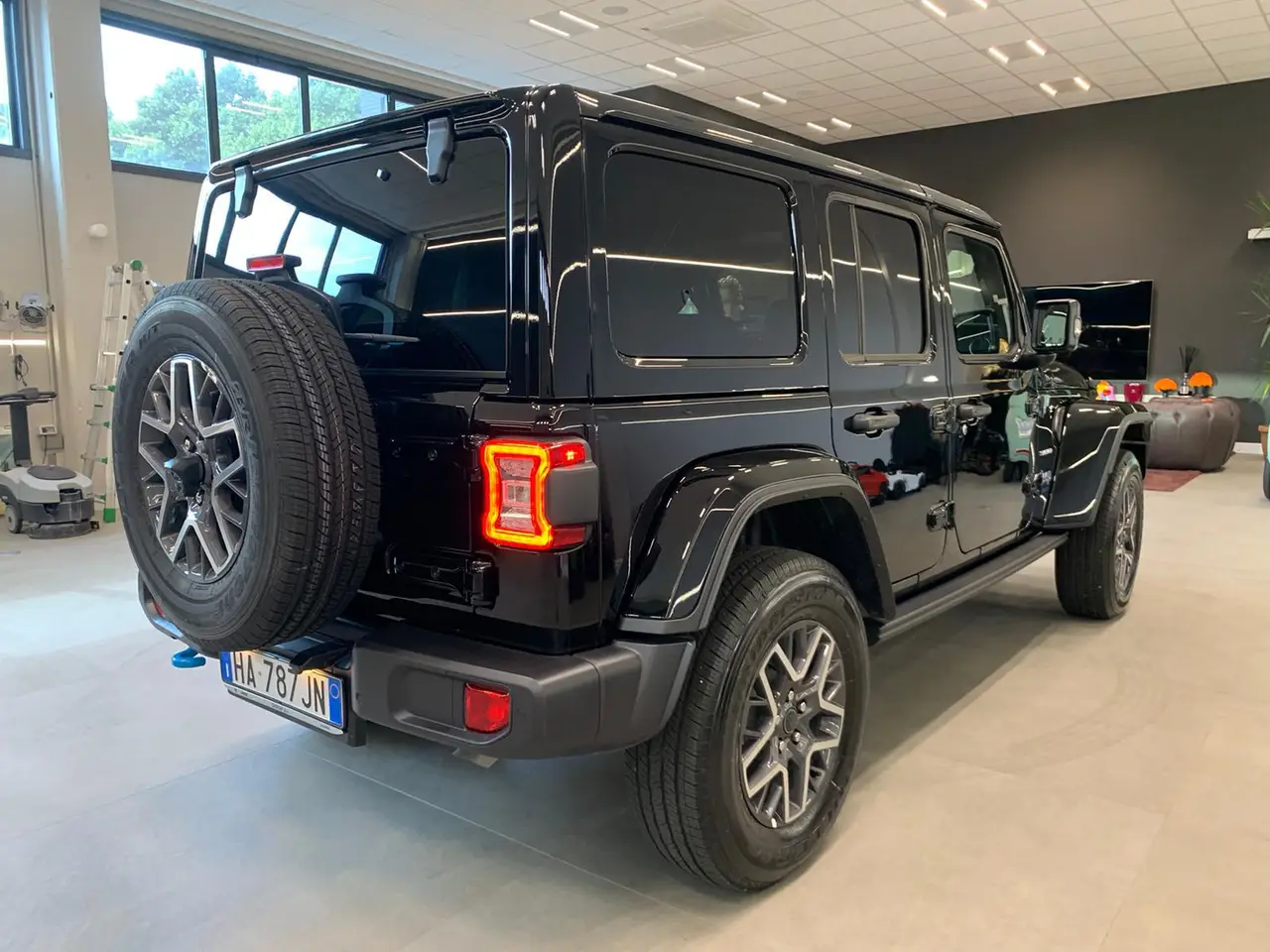 Jeep Wrangler 2025, interior — Veyra Cars, Europe. The 2025 Jeep Wrangler brings a different register to a fleet otherwise dominated by…