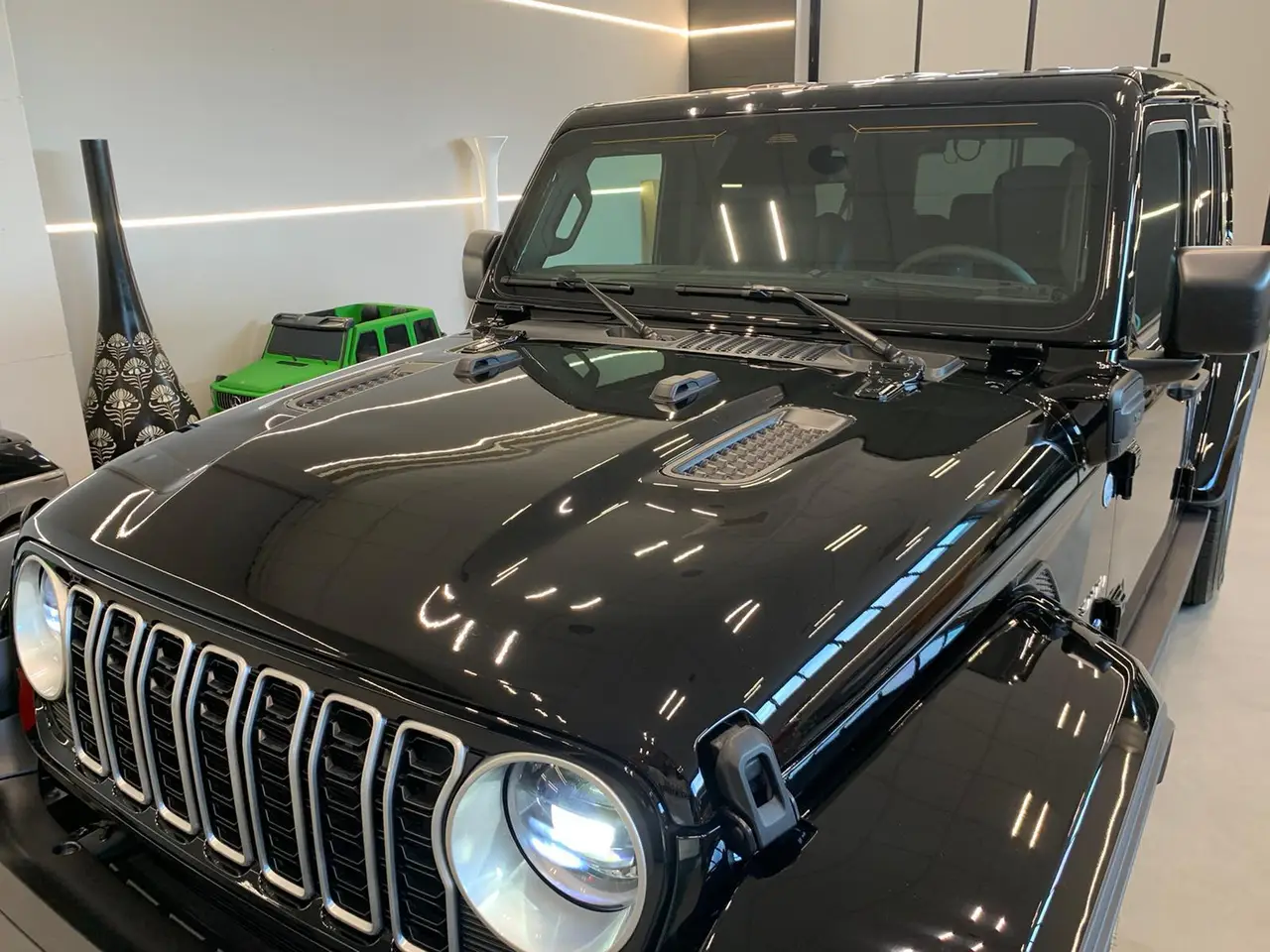 Jeep Wrangler 2025, dashboard — Veyra Cars, Europe. The 2025 Jeep Wrangler brings a different register to a fleet otherwise dominated by…