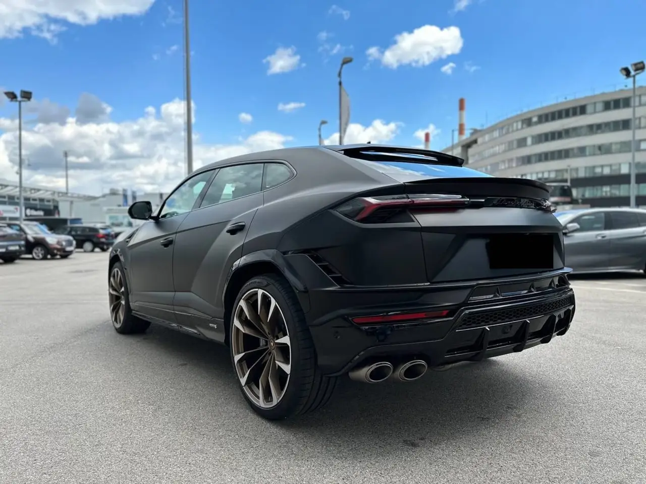 Lamborghini Urus S 2023, front view — Veyra Cars, Europe. The Lamborghini Urus S pairs a 657 hp V8 with five-seat practicality, a combination few…
