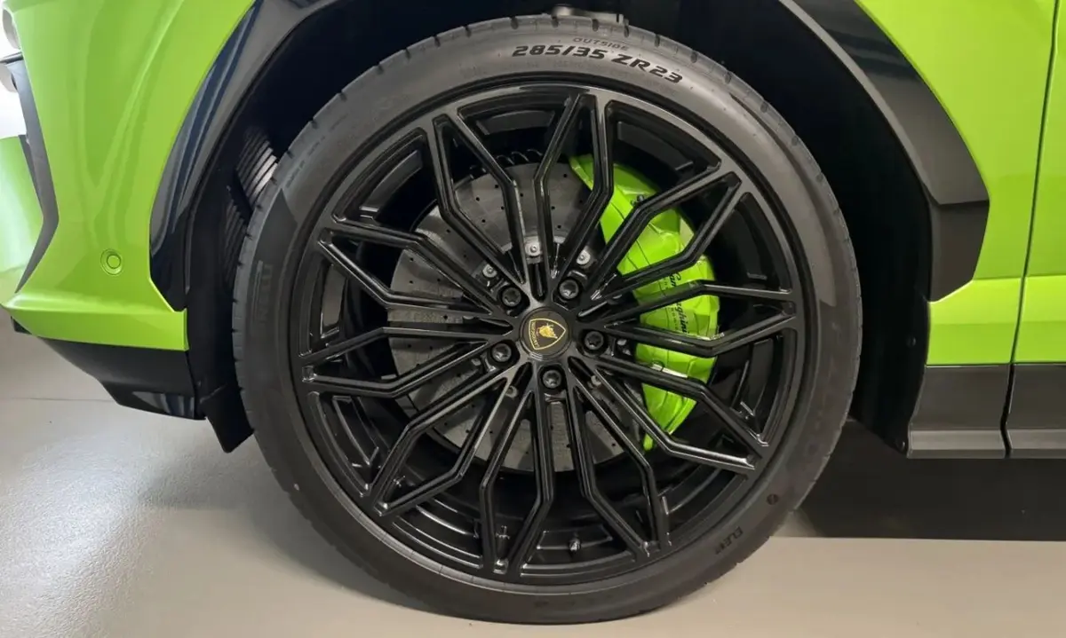 Lamborghini Urus SE 2026, exterior — Veyra Cars, Europe. The 2026 Lamborghini Urus SE carries 800 hp into a five-seat SUV body, a combination that…