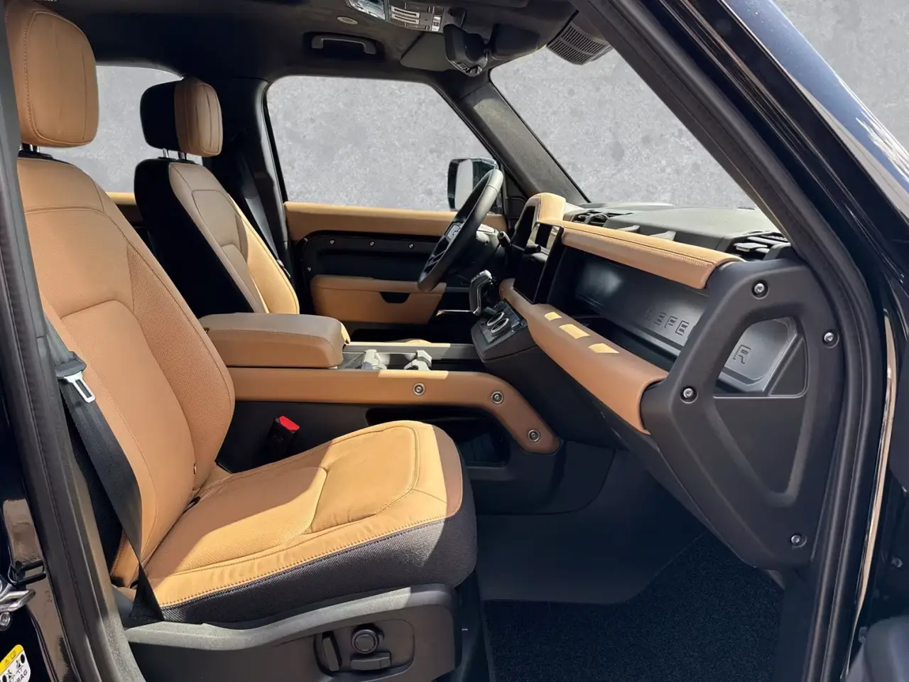Land Rover Defender 2024, front view — Veyra Cars, Europe. The 2024 Land Rover Defender pairs a 400 hp drivetrain with genuine seven-seat capacity,…