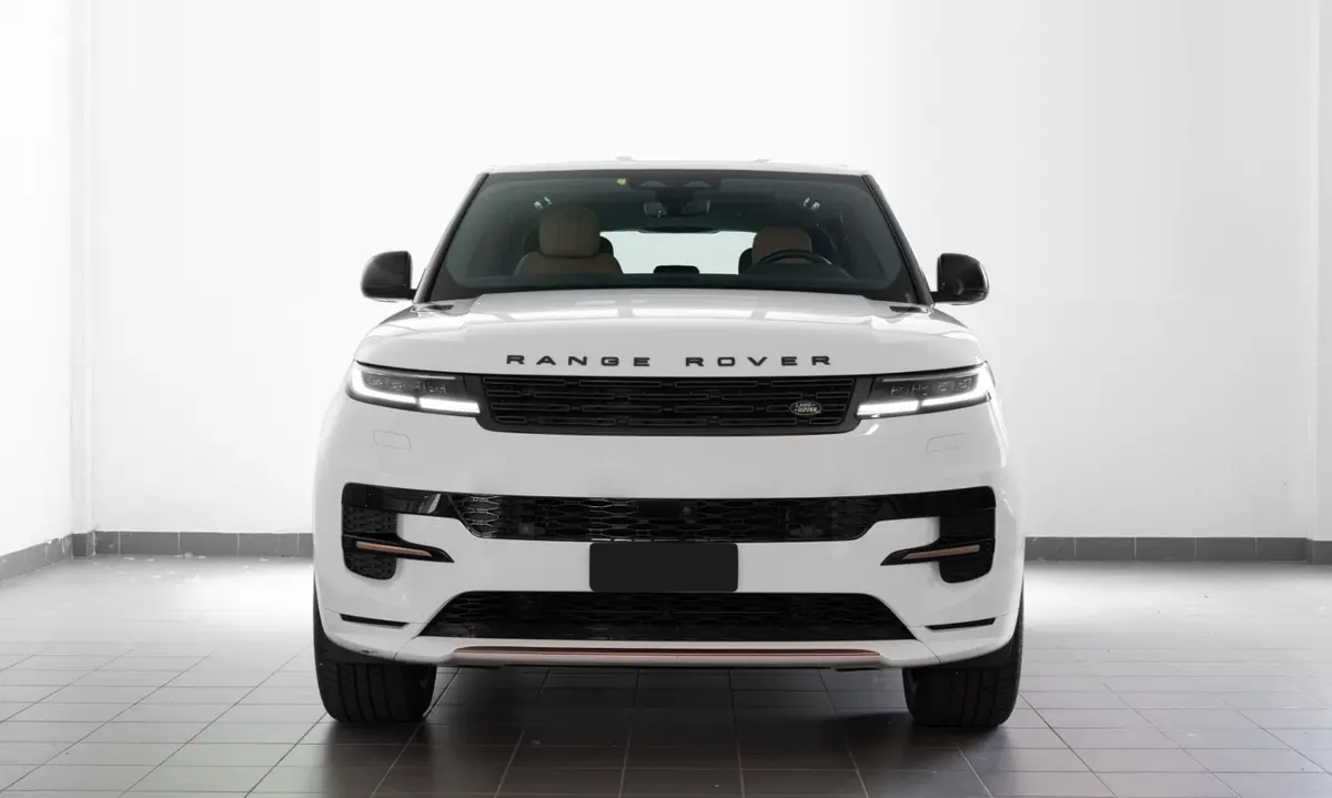Land Rover Range Rover Sport 2025 — Veyra Cars, Europa. Il Range Rover Sport 2025 porta in dote 400 cavalli e un assetto che resta composto anche…