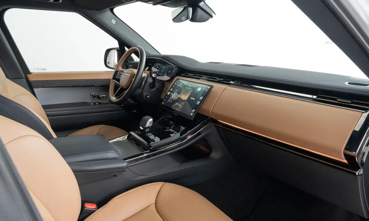Land Rover Range Rover Sport 2025, exterior — Veyra Cars, Europe. The 2025 Range Rover Sport pairs a 400 hp drivetrain with the composed, air-sprung ride…