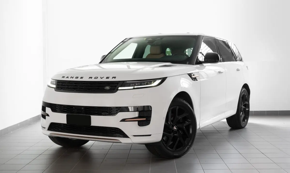 Land Rover Range Rover Sport 2025, vista posteriore — Veyra Cars, Europa. Il Range Rover Sport 2025 porta in dote 400 cavalli e un assetto che resta composto anche…