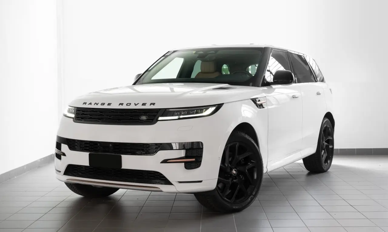 Land Rover Range Rover Sport 2025, rear view — Veyra Cars, Europe. The 2025 Range Rover Sport pairs a 400 hp drivetrain with the composed, air-sprung ride…