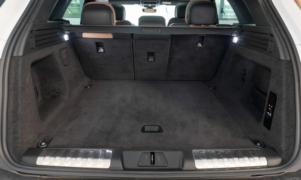 Land Rover Range Rover Sport 2025, interni — Veyra Cars, Europa. Il Range Rover Sport 2025 porta in dote 400 cavalli e un assetto che resta composto anche…