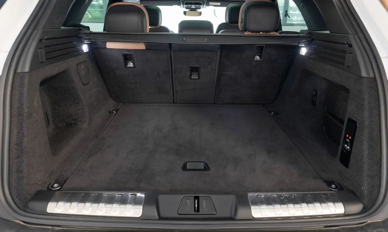 Land Rover Range Rover Sport 2025, interior — Veyra Cars, Europe. The 2025 Range Rover Sport pairs a 400 hp drivetrain with the composed, air-sprung ride…