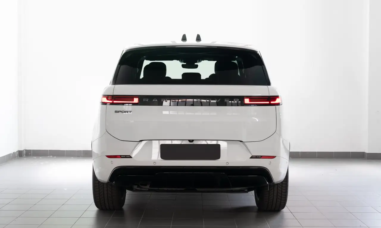 Land Rover Range Rover Sport 2025, dashboard — Veyra Cars, Europe. The 2025 Range Rover Sport pairs a 400 hp drivetrain with the composed, air-sprung ride…