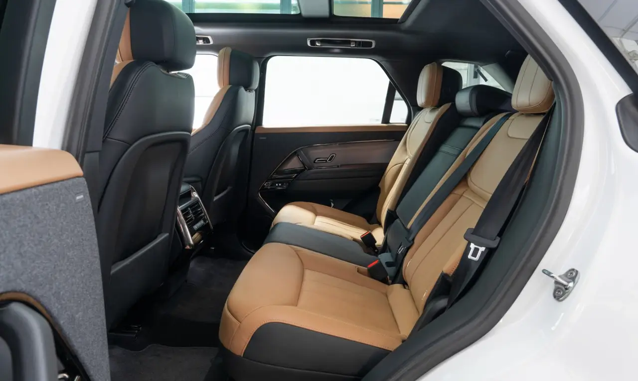 Land Rover Range Rover Sport 2025, side profile — Veyra Cars, Europe. The 2025 Range Rover Sport pairs a 400 hp drivetrain with the composed, air-sprung ride…