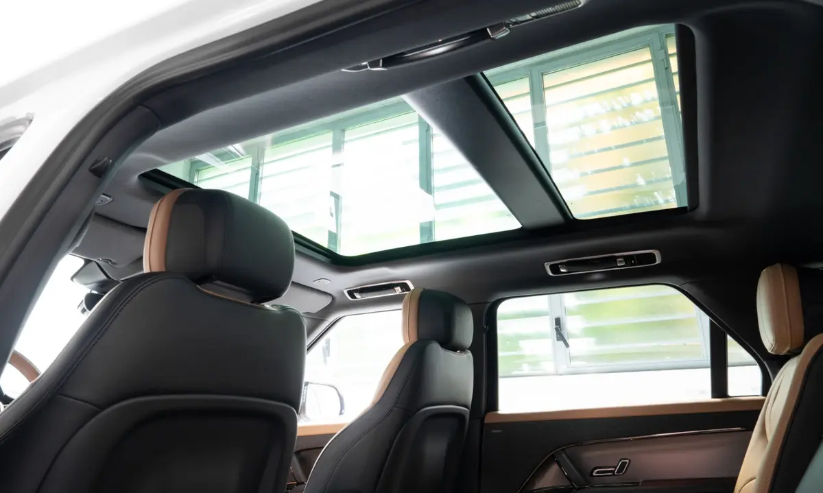 Land Rover Range Rover Sport 2025, esterno — Veyra Cars, Europa. Il Range Rover Sport 2025 porta in dote 400 cavalli e un assetto che resta composto anche…