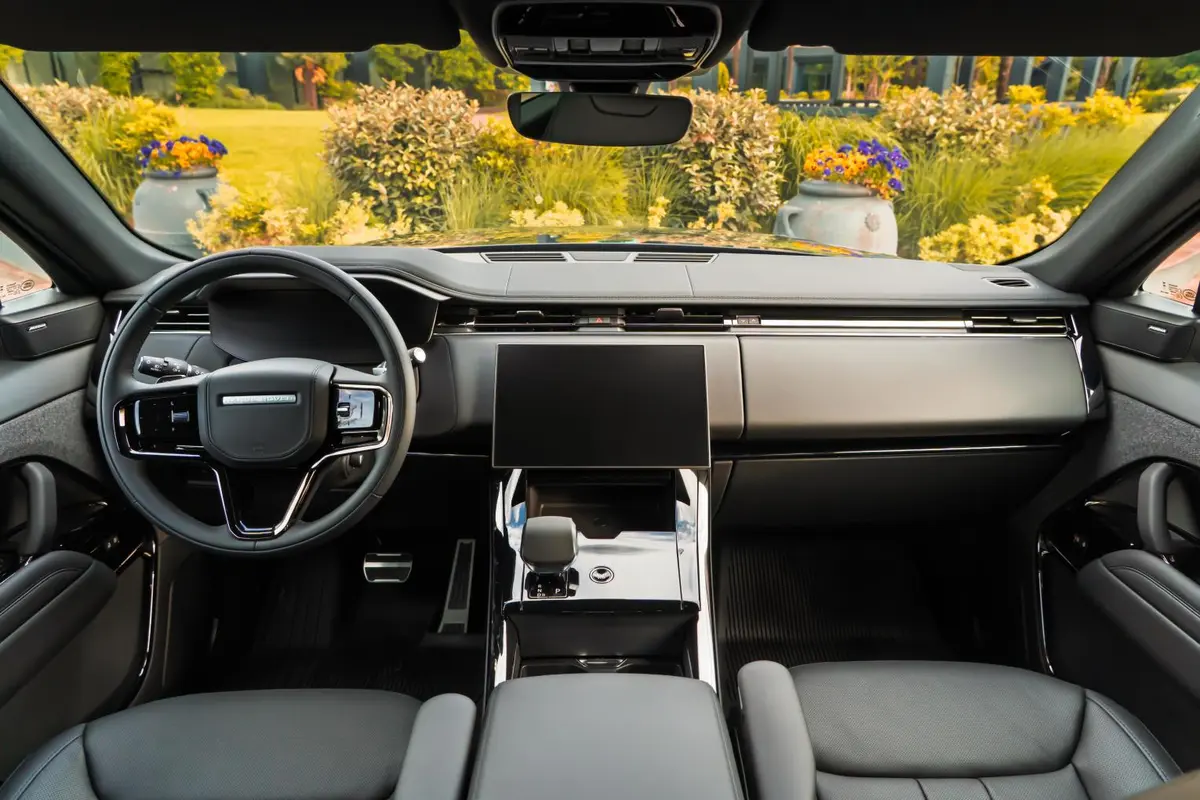 Land Rover Range Rover Sport Dynamic SE 2025, vista frontale — Veyra Cars, Europa. Il Range Rover Sport Dynamic SE 2025 porta in dotazione 360 cavalli e cinque posti, una…