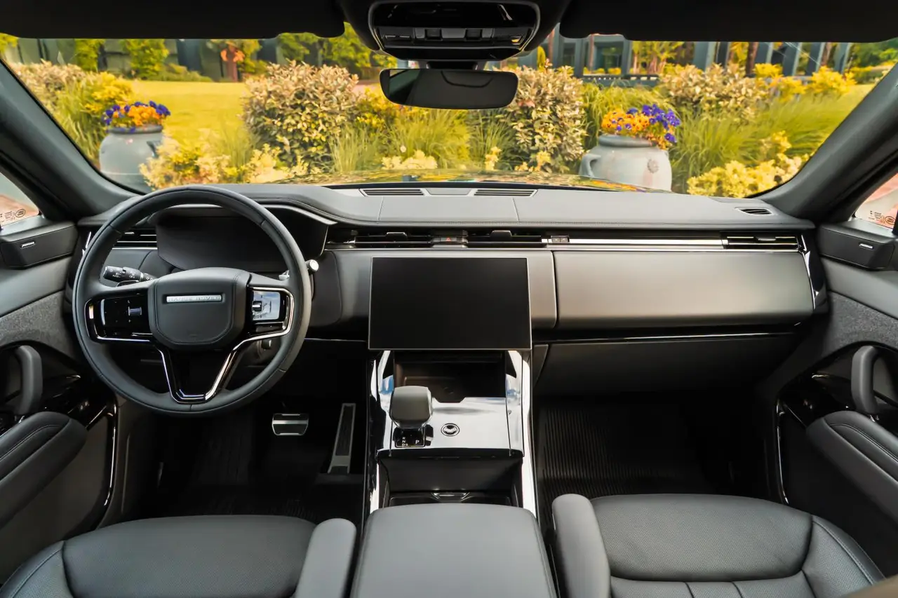 Land Rover Range Rover Sport Dynamic SE 2025, front view — Veyra Cars, Europe. The 2025 Range Rover Sport Dynamic SE pairs 360 hp with the composed, slightly raised…