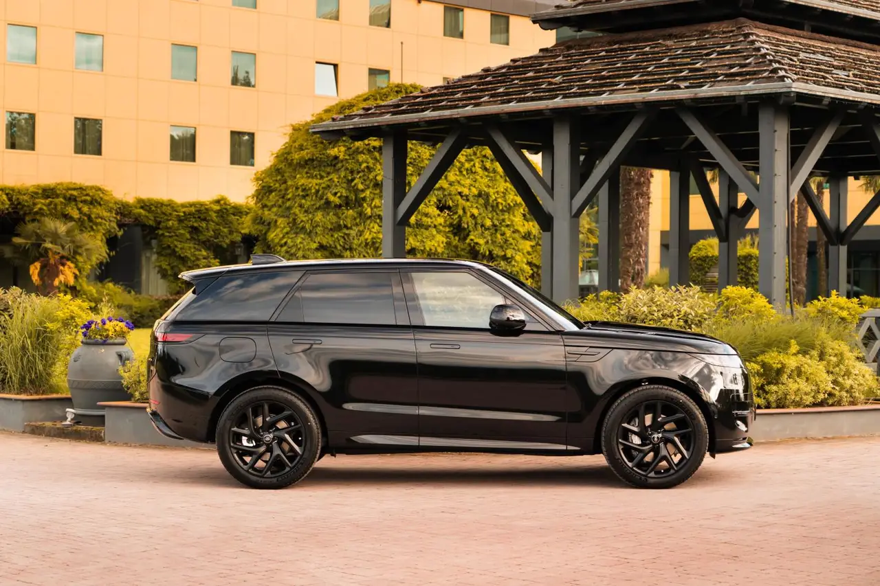 Land Rover Range Rover Sport Dynamic SE 2025, exterior — Veyra Cars, Europe. The 2025 Range Rover Sport Dynamic SE pairs 360 hp with the composed, slightly raised…