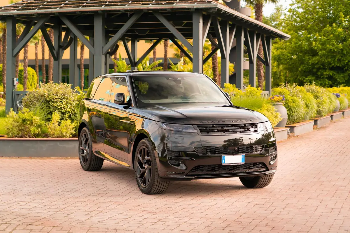Land Rover Range Rover Sport Dynamic SE 2025, vista posteriore — Veyra Cars, Europa. Il Range Rover Sport Dynamic SE 2025 porta in dotazione 360 cavalli e cinque posti, una…