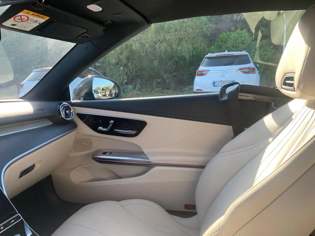 Mercedes Benz CLE Cabrio 2025, vista frontale — Veyra Cars, Europa. La Mercedes-Benz CLE Cabrio 2025 porta in dote 258 cavalli e quattro posti veri, una…