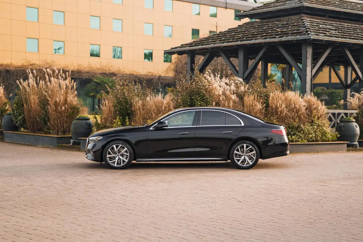 Mercedes Benz E-klasse 220d Premium Plus 2026, esterno — Veyra Cars, Europa. La Mercedes-Benz E-Klasse 220d Premium Plus 2026 è la scelta di chi cerca una berlina…