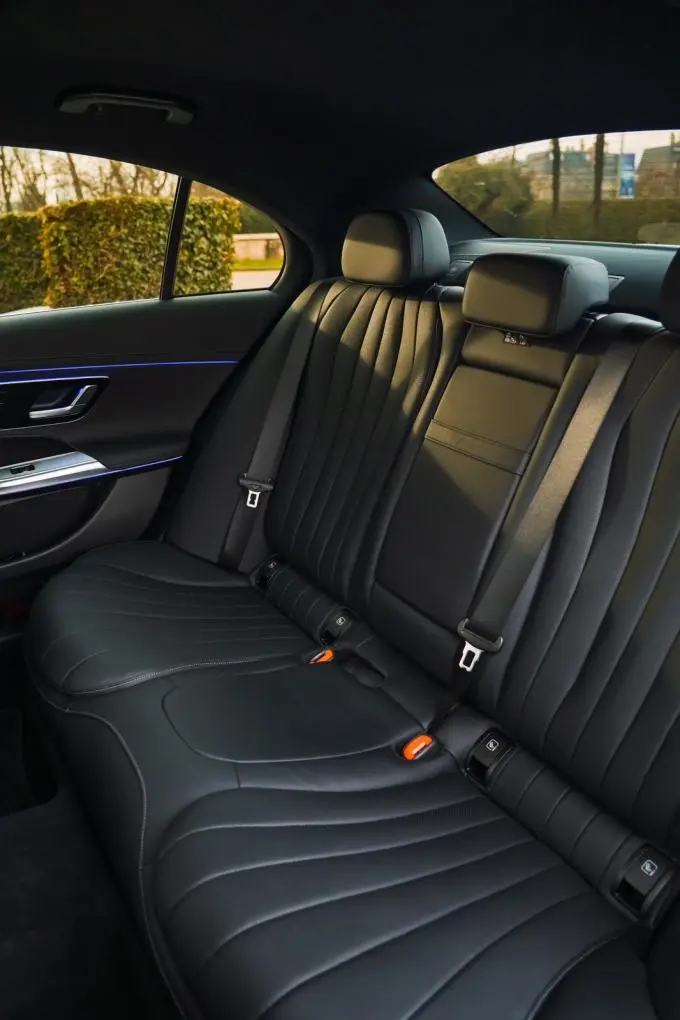 Mercedes Benz E-klasse 220d Premium Plus 2026, interni — Veyra Cars, Europa. La Mercedes-Benz E-Klasse 220d Premium Plus 2026 è la scelta di chi cerca una berlina…