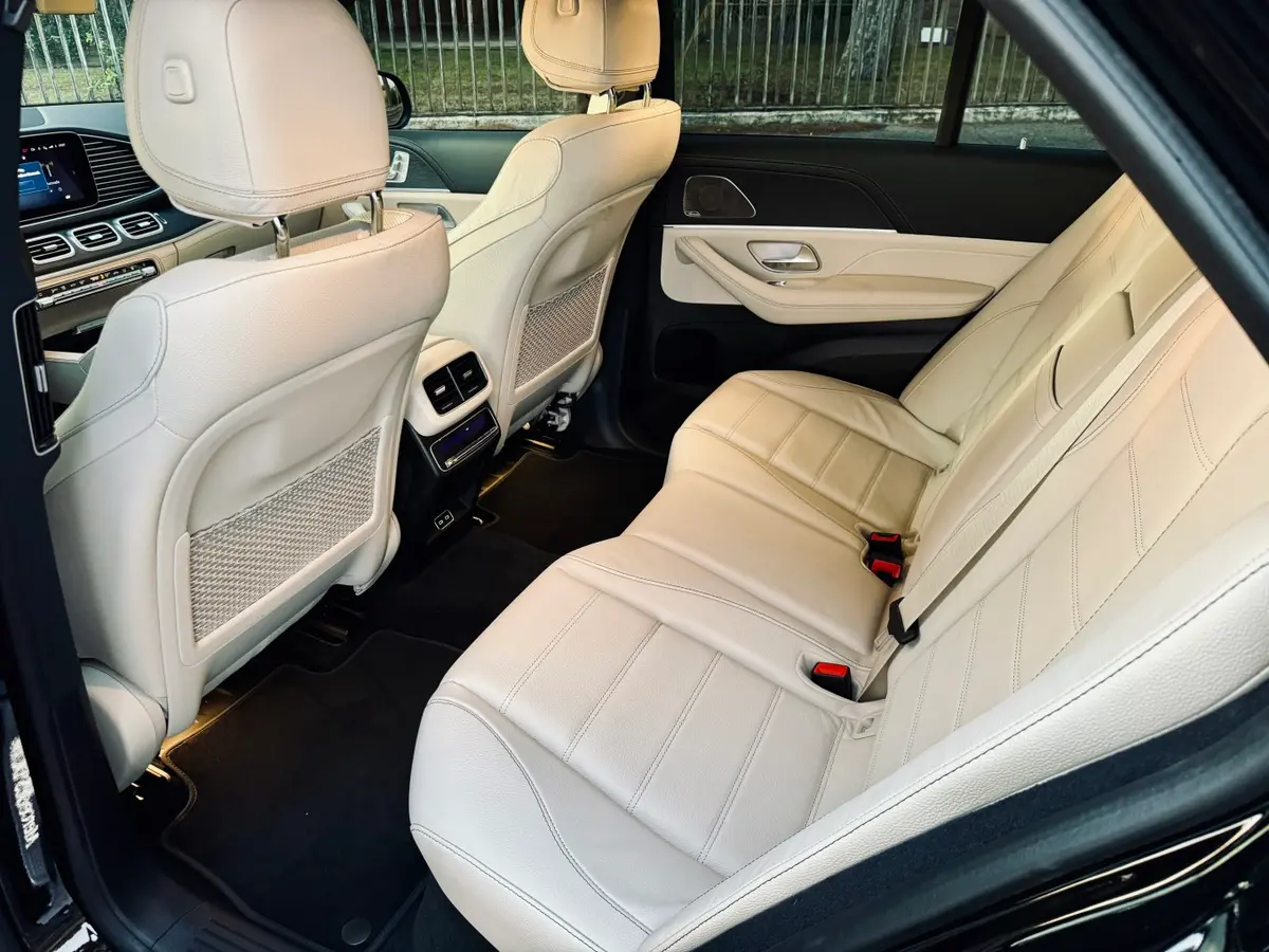 Mercedes Benz GLS Maybach 2022, vista frontale — Veyra Cars, Europa. La Mercedes-Benz GLS Maybach unisce l'ingombro e la sicurezza di un SUV a quattro posti…