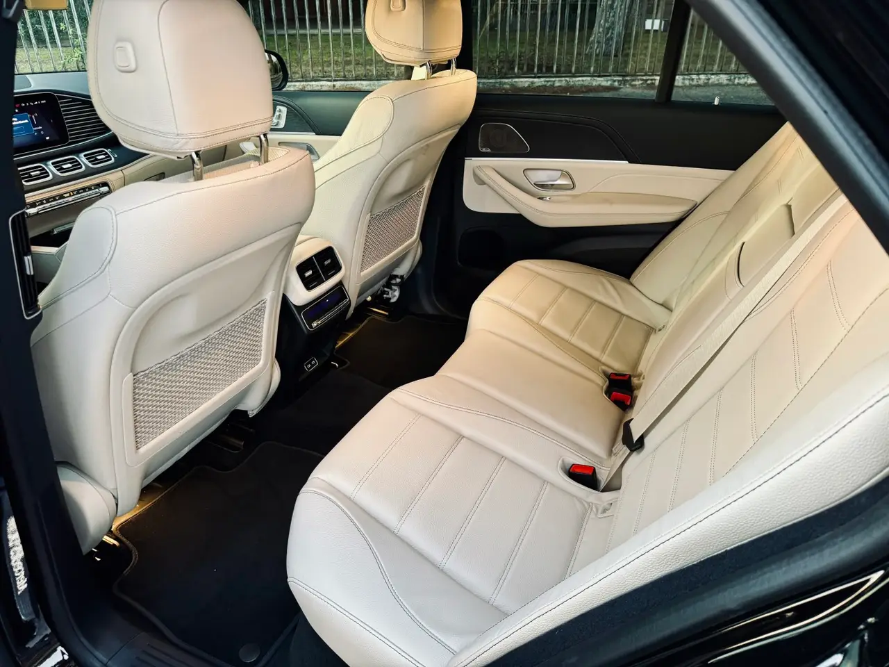 Mercedes Benz GLS Maybach 2022, front view — Veyra Cars, Europe. The Mercedes-Benz GLS Maybach carries its 550 hp with a calm that suits its purpose: this…