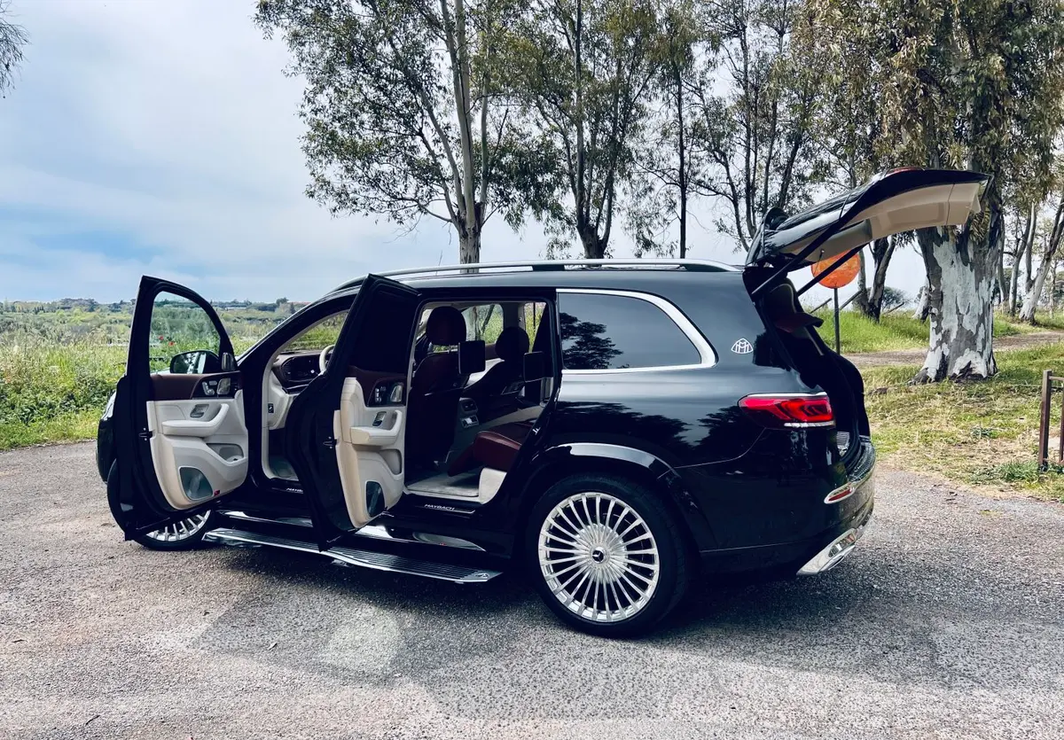Mercedes Benz GLS Maybach 2022, vista posteriore — Veyra Cars, Europa. La Mercedes-Benz GLS Maybach unisce l'ingombro e la sicurezza di un SUV a quattro posti…