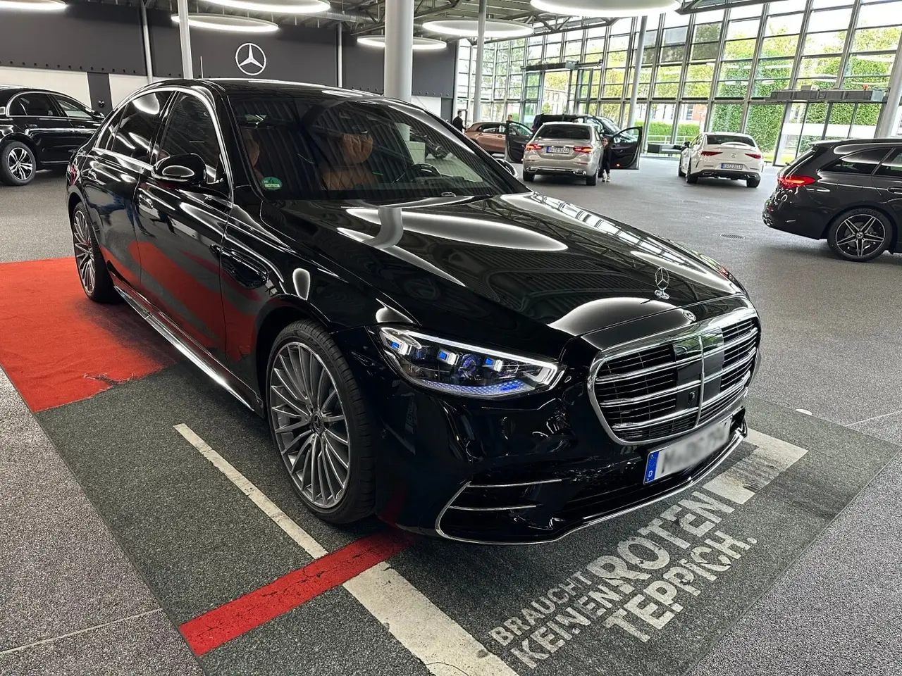 Mercedes Benz S-klasse S400 Long 4-Matic 2023, front view — Veyra Cars, Europe. The S-Klasse S400 Long 4-Matic is the long-wheelbase version of Mercedes-Benz's flagship…