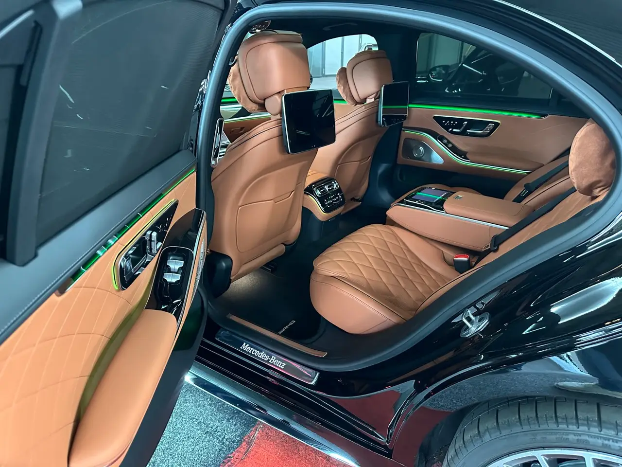 Mercedes Benz S-klasse S400 Long 4-Matic 2023, rear view — Veyra Cars, Europe. The S-Klasse S400 Long 4-Matic is the long-wheelbase version of Mercedes-Benz's flagship…