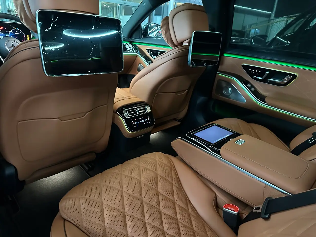 Mercedes Benz S-klasse S400 Long 4-Matic 2023, interior — Veyra Cars, Europe. The S-Klasse S400 Long 4-Matic is the long-wheelbase version of Mercedes-Benz's flagship…