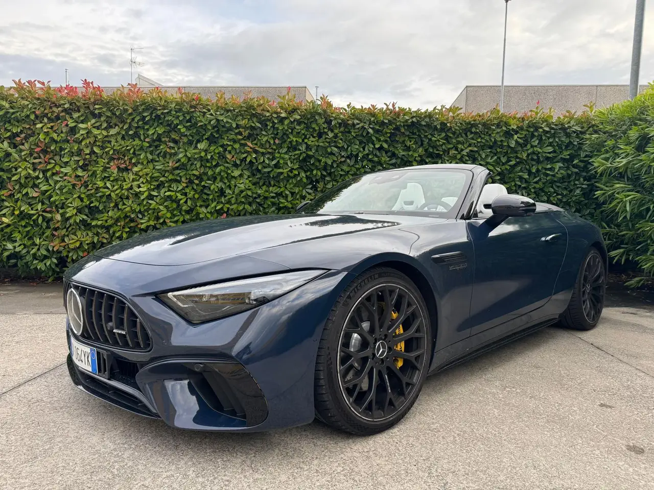 Mercedes Benz SL 63 AMG 2025, rear view — Veyra Cars, Europe. The 2025 Mercedes-Benz SL 63 AMG brings 585 hp to a cabin built for four, a rare pairing…